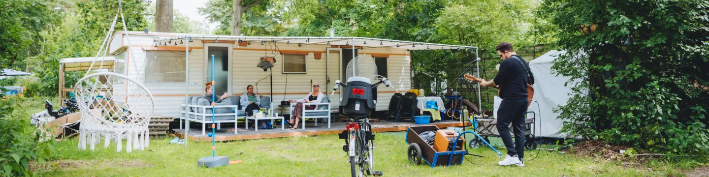 Seizoenplaats met zanger