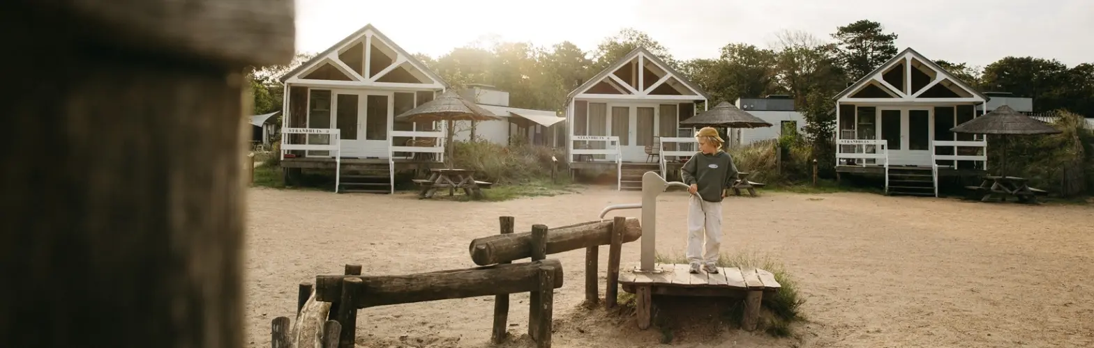 Strandhuisjes jongen herfst spelen