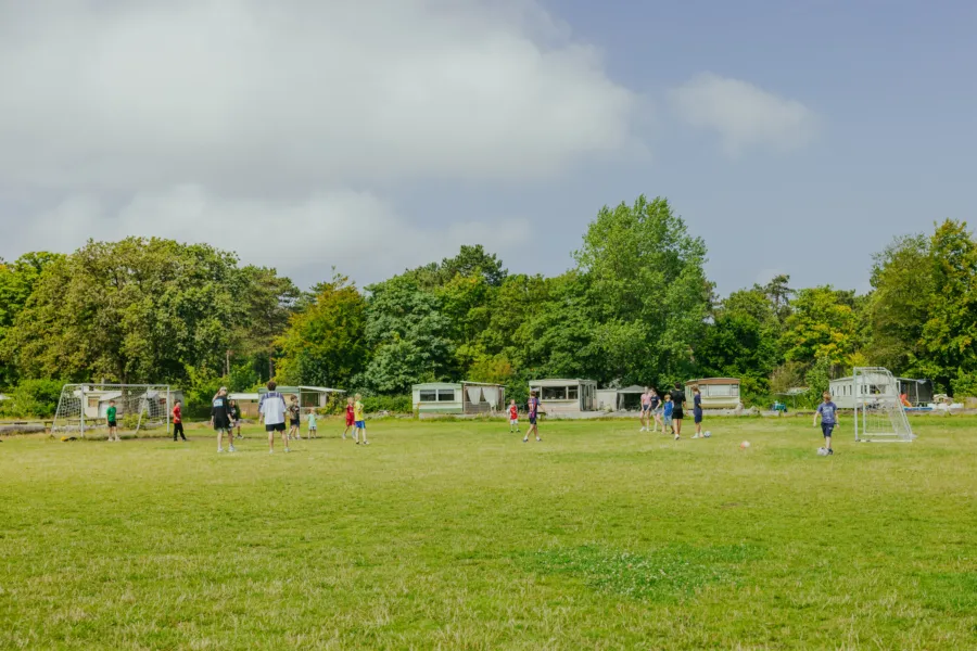 Voetballen op het sportveld